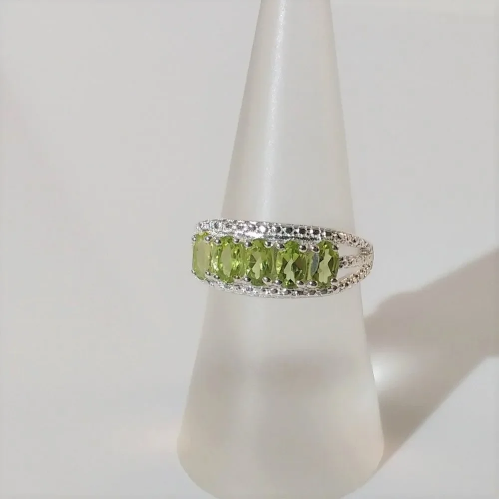 Peridot 1.4 Carats tw Ring in Sterling Silver Size 6-1/4